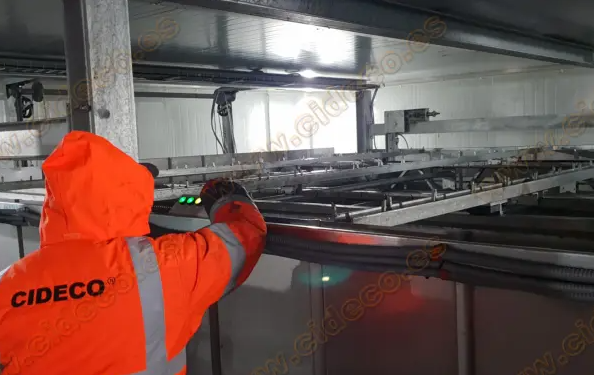 Rastrillo automático de CIDECO.es dentro de un gran silo de hielo